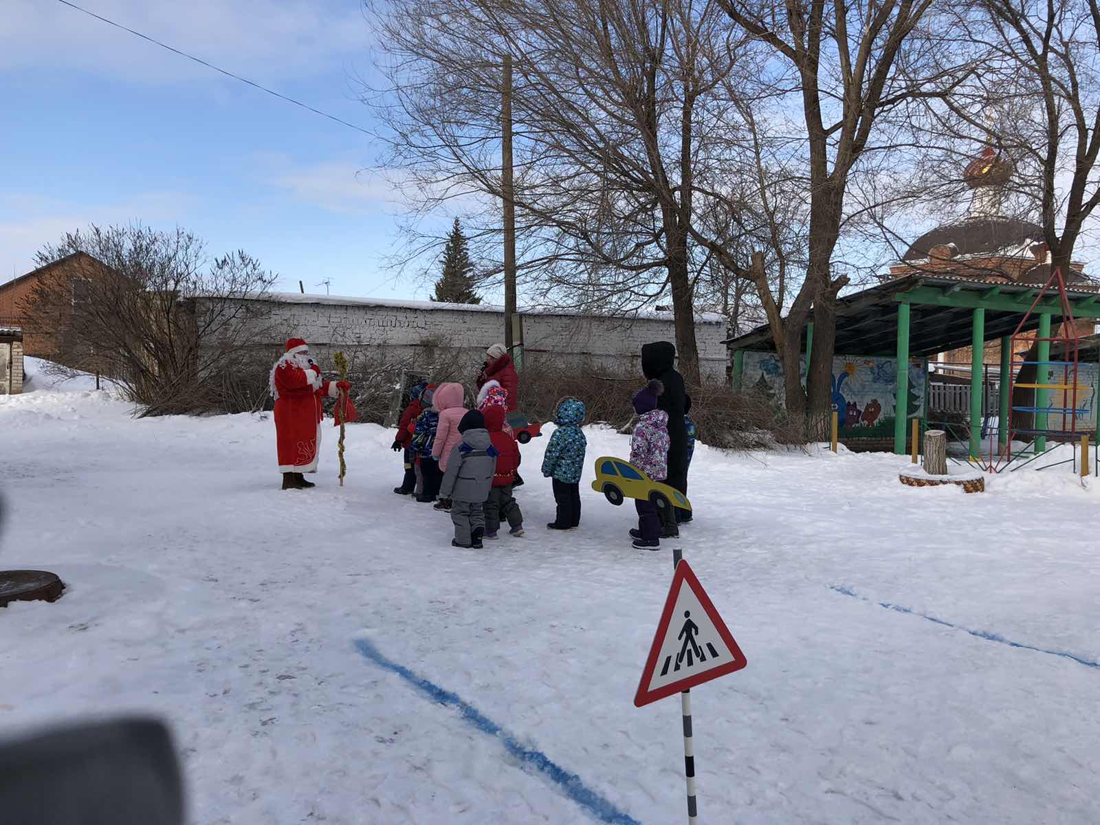 РАЗВЛЕЧЕНИЕ ПО ПДД «ПУТЕШЕСТВИЕ В СТРАНУ ДОРОЖНЫХ ЗНАКОВ»